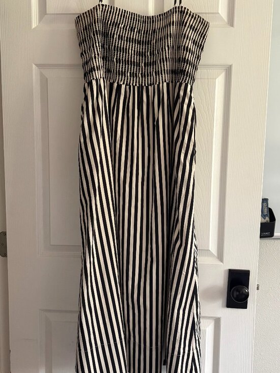 Evereve Dresses & Skirts - EVEREVE / Cecilia Dress / Stripe / XL